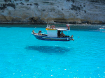 海が透明過ぎで何度見ても船が空を飛んでいるようにしか見えない – Boat Magically Floats Above Water -