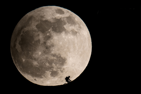 silhouettes-in-a-giant-moonrise