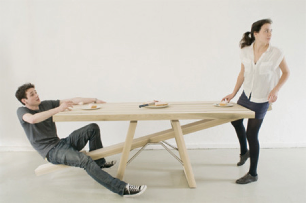 2人の相性が試される！恋人と一緒に座ると楽しそうなシーソーのテーブル – See-Saw Table