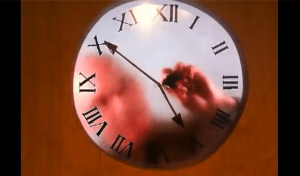 時を刻み続けるおじいさんのちょっと不気味な時計 - Bizarre digital clock -