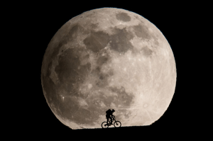 E.T.みたい！巨大な月をバックにシルエット写真を撮る方法 - Silhouettes in a Giant Moonrise