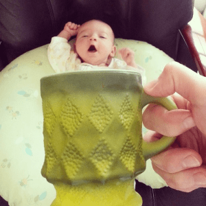 これはカワイイ！マグカップにすっぽり収まった赤ちゃんの写真 - Babymugging