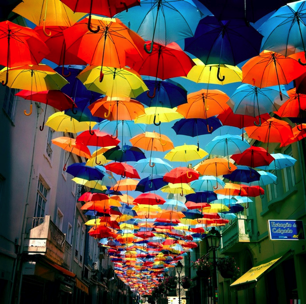 美しすぎる！カラフルな傘を空に敷きつめたあのポルトガルの商店街が今年も！ - New Colorful Canopies of Umbrellas