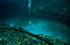 どうなってるの？！幻想的すぎる湖底に流れる奇跡の川 - Underwater River
