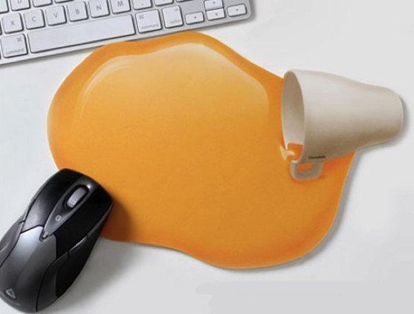 ちょっとドッキリ。オレンジジュースをこぼしたかのようなマウスパッド - Orange Juice Mouse Pad